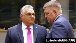 Премьер-министр Венгрия Виктор Орбан (слева) и глава правительства Словакии Роберт Фицо. Брюссель, 26 октября 2023 года