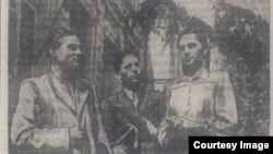﻿După primele examene în fata Universității de Stat din Chișinău viitorii studenți (de la stânga la dreapta): A. Bugai, P. Vlad și T. Podoliuc. „Moldova socialistă”, 15 august 1953.