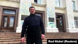 Аляксандар Пракудзін каля будынку, калі ён быў яшчэ цэлым, архіўнае фота