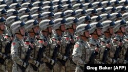 Солдаты маршируют на военном параде в Пекине, Китай, 3 сентября 2015 года