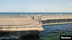 Фотография, сделанная из окна поезда, свидетельствующая о масштабах повреждений Крымского моста. 17 июля 2023 года