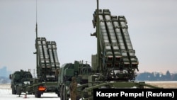 Вайскоўцы каля сыстэмы супрацьпаветранай абароны Patriot падчас вучэньняў польскіх войскаў у аэрапорце ў Варшаве, Польшча, 7 лютага 2023 году