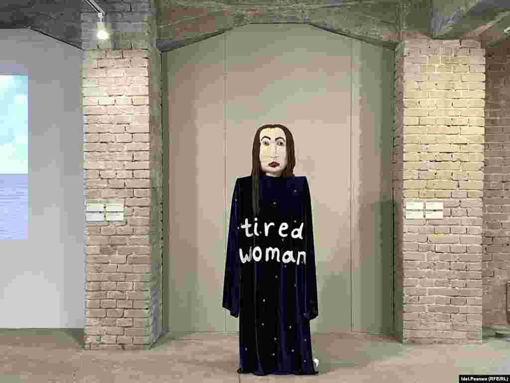 Работа художницы "Tired woman" ("Уставшая женщина") является автопортретом самой Алисы. 
