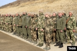 Soldați ceceni la baza militară din Gudermes, înainte de plecarea pe frontul din Ucraina, februarie 2023
