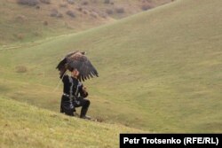 Охотник с беркутом. Алматинская область, 13 октября 2023 года