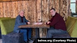 Раман Чагрынец (справа) з ураджэнцам Слоніма Аляксандрам Ягоўдзікам, які больш за 25 гадоў жыў у Мелітопалі, які ў 2022 годзе захапілі расейскія войскі. Архіўнае фота