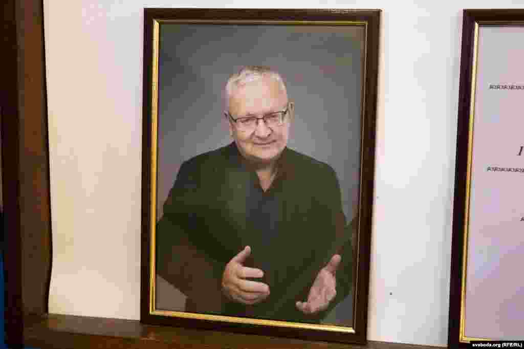 Алег Гулак нарадзіўся 1 верасьня 1967 году ў пасёлку Жылічы на Магілёўшчыне ў беларуска-ўкраінскай сям’і сельскіх настаўнікаў. Скончыў Жыліцкую сярэднюю школу, Беларускі дзяржаўны ўнівэрсытэт у спэцыяльнасьці «правазнаўства».