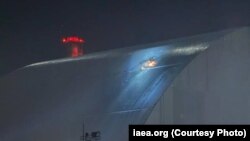 Аб'ект «Укрыцьцё» над аварыйным блёкам Чарнобыльскай АЭС пасьля расейскай атакі 14 лютага 2025. Фота МАГАТЭ