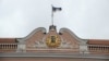 Сьцяг над эстонскім парлямэнтам. 