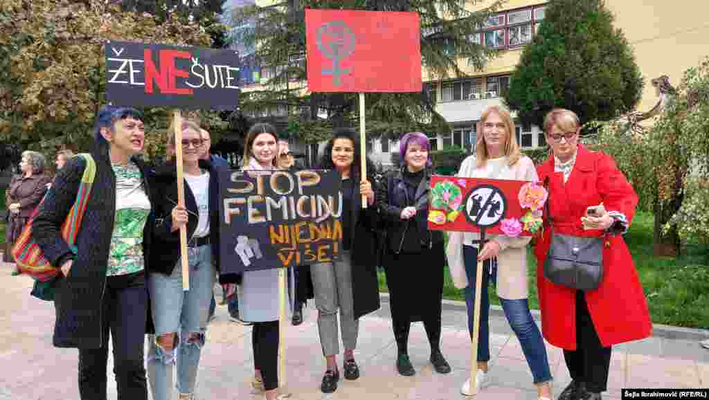 Jedinstvena statistika o broju femicida i nasilju nad ženama u BiH ne postoji.. 'Stop femicidu' jedan je od natpisa na protestu u Sarajevu.
