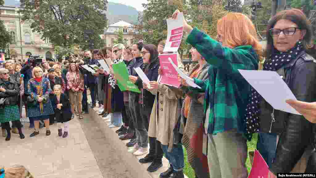 Brojne poruke poslane su sa protesta u Sarajevu. zataženo je i hitno usklađivanje krivičnih zakona s Istanbulskom konvencijom 