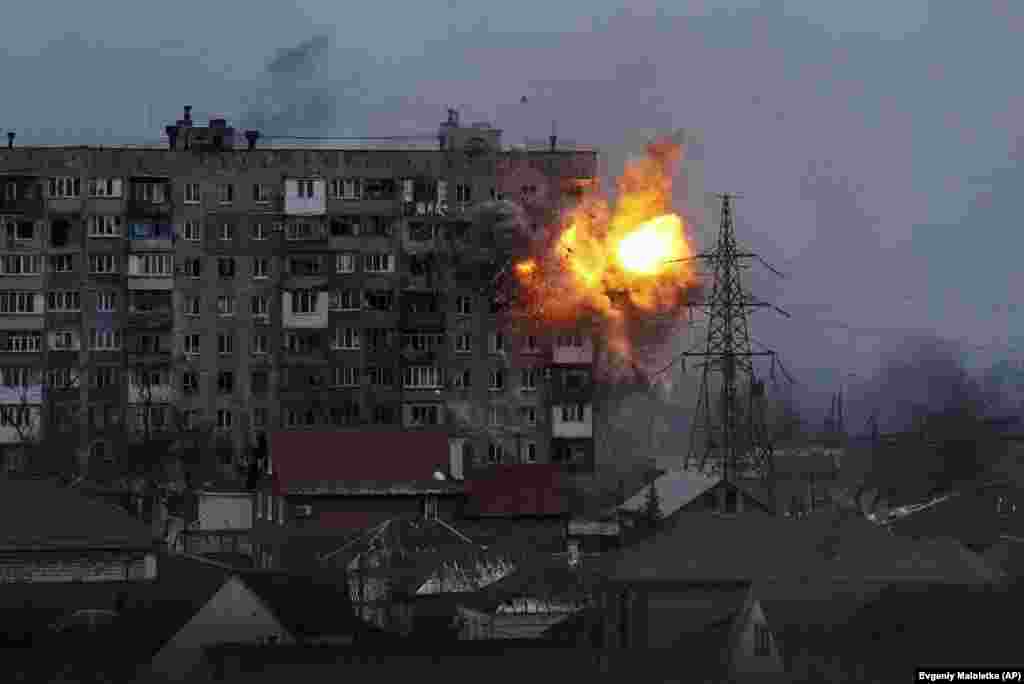 Российский танк обстреливает жилой дом. Мариуполь, 11 марта 2022 года. 