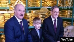 Аляксандар і Мікалай Лукашэнкі і старшыня Нацбанку Пётр Пракаповіч у сховішчы банку