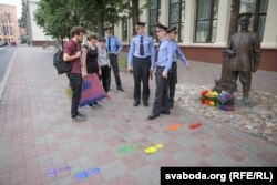 Акцыя ЛГБТ-актывістаў ля будынку МУС у Менску, 2018