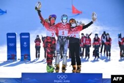 Сребърната медалистка Даниела Улбинг (отляво надясно), шампионката Естер Ледецка и Глория Котник, която остана с бронза в женския паралелен слалом в сноуборда в Пекин 2022