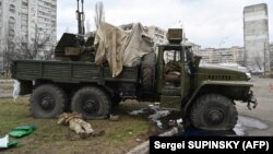 Атаки России на Украину усиливаются: тысячи людей бегут, тысячи дают отпор