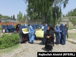خوستۍ فعالانې د پېژندپاڼو پر وېش اعتراض لري