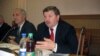 Сябра ЦВК з дарадчым голасам Сяргей Калякін, а яго падтрымаў Іван Лабачоў (зьлева)