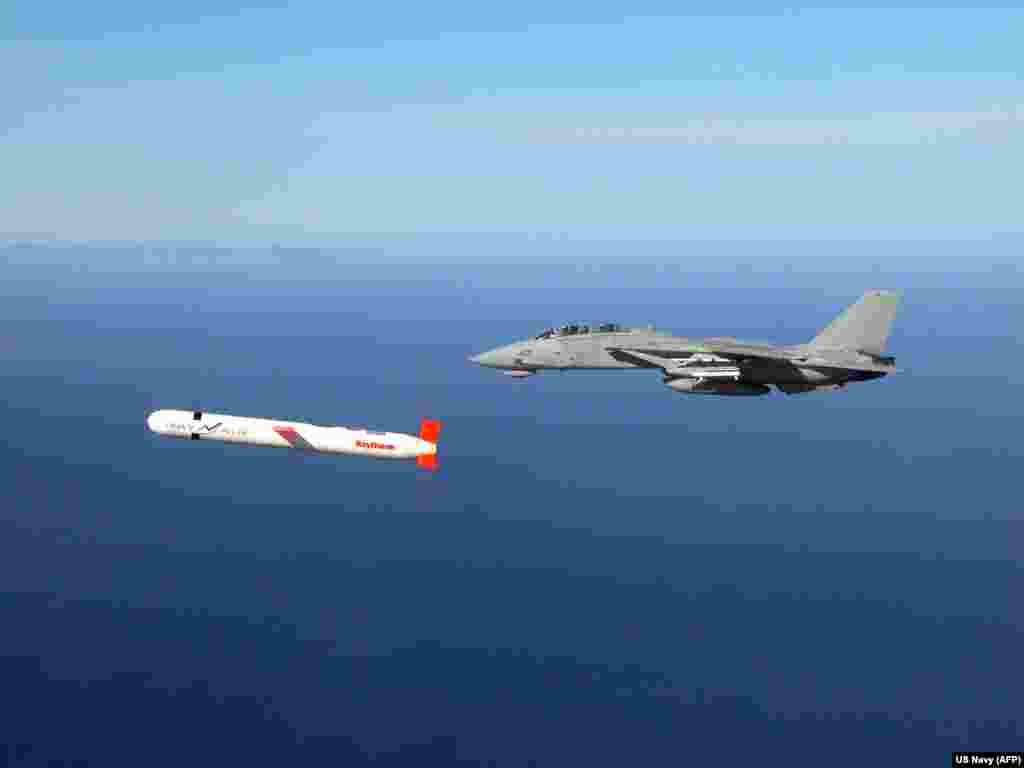 «Томагавк» летит рядом с F-14 ВМС США над южной Калифорнией в 2002 году. Киев неоднократно призывал получить доступ к американским ракетам большой дальности. В 2024 году президент Украины Владимир Зеленский намекнул, что Киев просил «Томагавк». По сообщениям, тогдашний глава Белого дома назвал этот запрос «совершенно невыполнимым»