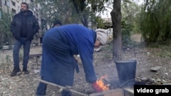 Cum rezistă puținii civili rămași în Kosteantînivka, în ciuda bombardamentelor constante