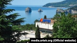 Вид на международный детский лагерь «Артек» в Крыму