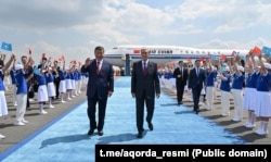 Президент Токаєв вітає китайського лідера Сі Цзіньпіня в аеропорту Астани. 16 червня 2025 року