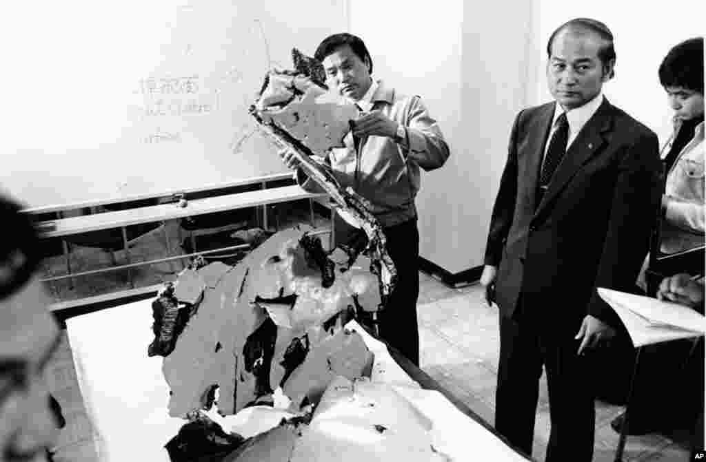 Сентябрь 1983 года. Пассажирский самолет авиакомпании Korean Airlines, направляющийся из США в Сеул, сбивается с курса и залетает в воздушное пространство СССР. В воздух подняты советские истребители: командование опасается, что речь идет об американском самолете-шпионе. После предупредительных выстрелов южнокорейский лайнер сбивают ракетой советского истребителя-перехватчика Су-15. Обломки самолета падают в море. Жертвами инцидента стали все 269 пассажиров и членов экипажа «Боинга-747». На снимке: сотрудники южнокорейской прокуратуры изучают обломки сбитого авиалайнера. 