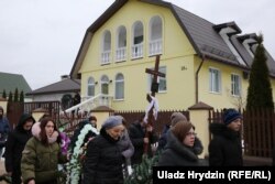 Дом Раманавых у дзень пахаваньня Сашы