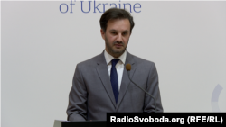 Георгій Тихий відповів на питання про це на брифінгу в Києві, зазначивши, що не коментував би цю тему, якби його про це не спитали, «тому що ці звинувачення стали постійними»