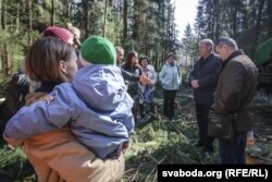 Жыхары вуліцы 40 гадоў Перамогі ў пасёлку Бараўляны каля Менску зладзілі акцыю пратэсту супраць высяканьня лесу і будоўлі каналізацыйнай катлавіны