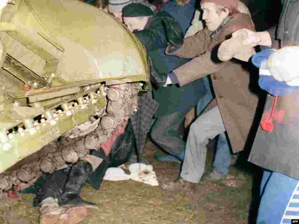 Январь 1991 года. После того как Литва провозглашает независимость, Кремль начинает противодействовать отделению этого и двух других государств Балтии от СССР. В Вильнюс введены советские войска. Погибли 13 человек. Черный юмор тех времен "перекрестил" начатую Горбачевым перестройку в «перестрелку». 