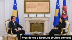 Vjosa Osmani, predsednica Kosova, u razgovoru sa premijerom Aljbinom (Albin) Kurtijem.