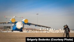 Шекара қызметінің апатқа ұшыраған "Ан-72" ұшағы. Суретті 2005 жылы 25 қарашада ұшақ Алматы әуежайында тұрған кезінде Григорий Беденко түсірген.
