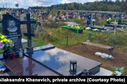 Магіла малодшага сына Аляксандры Ханевіч Дзьмітрыя. Побач падрыхтаванае месца для яе
