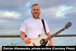 Зьміцер Афанасека ў Каліфорніі з гітарай, фота з прыватнага архіву