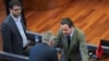 Aljbin (Albin) Kurti, premijer Kosova, u razgovoru sa jednim od poslanika u Skupštini tokom zasedanja iz jula 2025. godine.