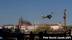Чэскія артысты з групы Cirk La Putyka забаўляць жыхароў Прагі , 9 красавіка 2020