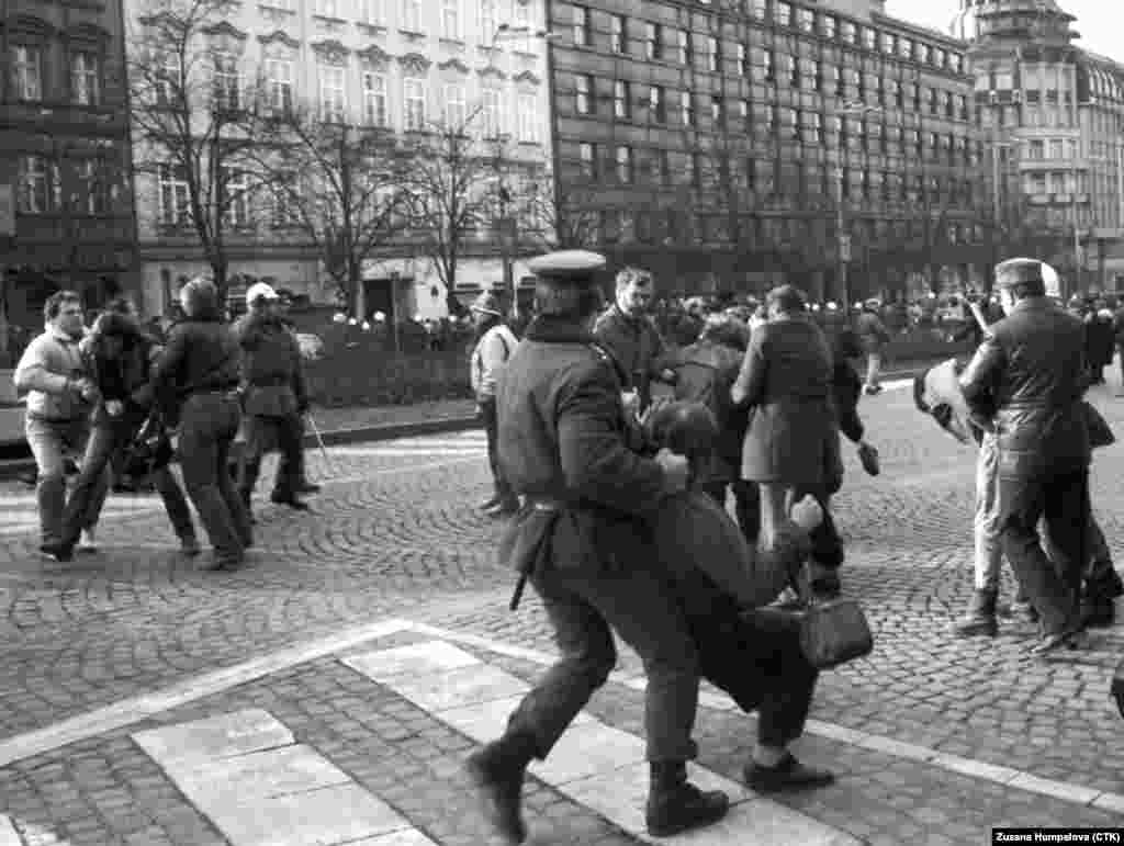 15 января 1989 года. Задержания протестующих во время демонстрации, организованной по случаю 20-летия со дня смерти Яна Палаха. Несмотря на жестокую реакцию полиции, она продолжалась несколько дней. Эти события были названы "Неделя Палаха" и современные историки считают их предвестником "бархатной революции", приведшей к отставке коммунистического правительства и проведению в Чехословакии свободных выборов.