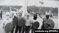 Кірыл — «татарскі хан» (справа). Летнік «Грунвальд», 1991