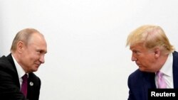 Дональд Трамп и Владимир Путин во время саммита «Группы двадцати» в японской Осаке в 2019 году