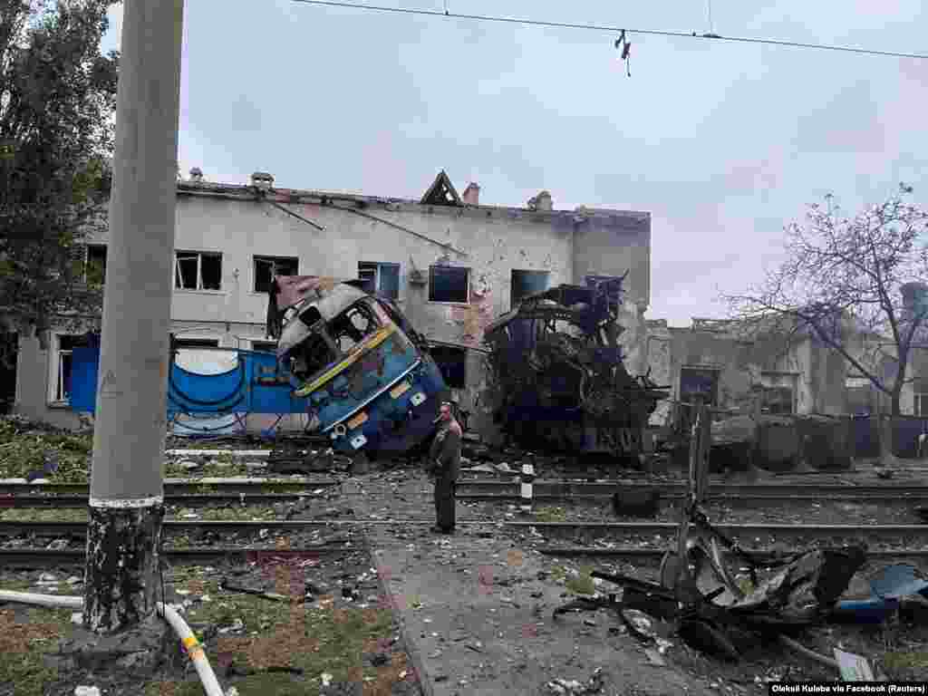 Երկաթուղու աշխատակիցը ավերված գնացքի կողքին՝ հոկտեմբերի 2-ի գիշերային հարվածներից հետո, Օդեսա, հարավային ՈւկրաինաՈւկրաինայի երկաթուղային ենթակառուցվածքների վրա հարձակումները տեղի են ունենում Ռուսաստանի վառելիքի արտադրության օբյեկտների ուղղությամբ ուկրաինական անօդաչուներով հարվածների ֆոնին։