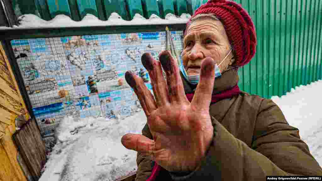 Достаточно провести рукой по стене беседки или домика — и подобный результат гарантирован. 