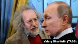 Главный редактор «Эхо Москвы» Алексей Венедиктов (слева) и тогдашний премьер-министр России Владимир Путин после церемонии вручения премий правительства в области печатных СМИ. Москва, 13 января 2012 года