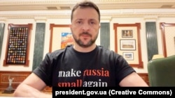 Президент України Володимир Зеленський у футболці з написом «Зробимо Росію знову маленькою» під час відеозвернення. Київ, 23 жовтня 2024 року