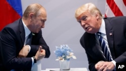 Президент Дональд Трамп (справа) и президент России Владимир Путин на саммите «Большой двадцатки» в Гамбурге 7 июля 2017 года. Архивное фото