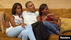 Prezident Barack Obama qızları Malia (solda) və Sasha ilə.