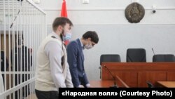 Адвакаты Сяргей Зікрацкі (справа) і Аляксандар Хаецкі ў судзе над Кацярынай Андрэевай і Дар'яй Чульцовай, 18 лютага