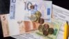 «Гэта абсалютна несправядліва». Пэнсіянэрку прымусілі выплачваць грошы за дачку-дэкрэтніцу, якая зьехала за мяжу