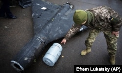 Украинский военный показывает термобарический заряд сбитого ранее беспилотника Shahed, запущенного Россией, 14 ноября 2024 года
