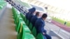 Туркменские полицейские наблюдают за футбольным матчем в Туркменабате. Архивное фото 